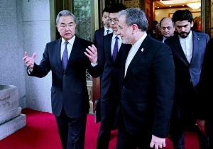 中国外交部长王毅同伊朗外长举行会谈: 全面止战刻不容缓 希望霍尔木兹海峡尽快开放 