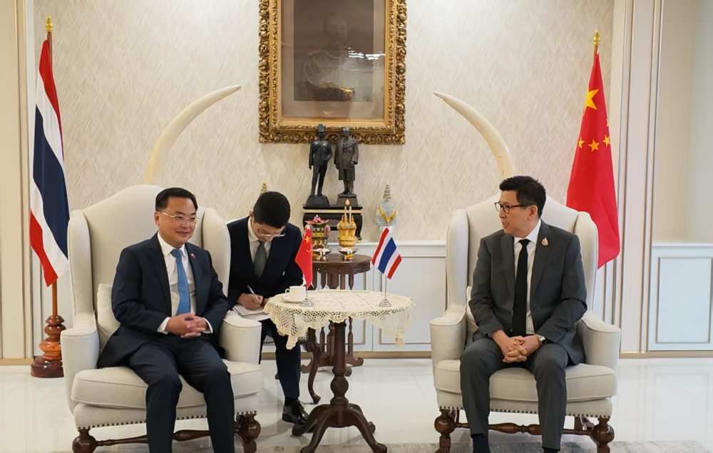 中国驻泰国大使张建卫会见泰国副总理兼财政部长艾尼迪