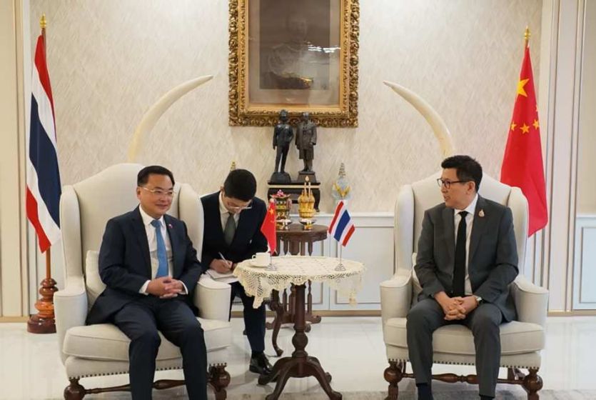 中国驻泰国大使张建卫会见泰国副总理兼财政部长艾尼迪