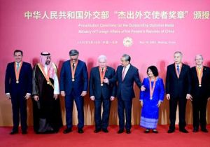 中国外交部举行首届&ldquo;杰出外交使者奖章&rdquo;颁授仪式 俄罗斯、柬埔寨等8国前驻华大使获奖