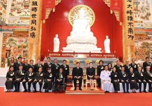 泰国华侨报德善堂宋大峰公白玉庙揭幕 泰国国王和王后主持仪式 