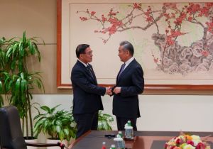 中国外长王毅会见泰国副总理兼外长 支持泰柬逐步重建互信，和平解决争端