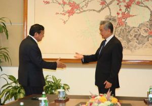 中国外交部长王毅会见柬埔寨副首相兼外交大臣布拉索昆 就柬泰冲突交换意见