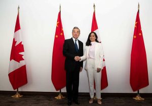 中国外长王毅同加拿大外长阿南德会谈 同意建立中加外长战略对话机制