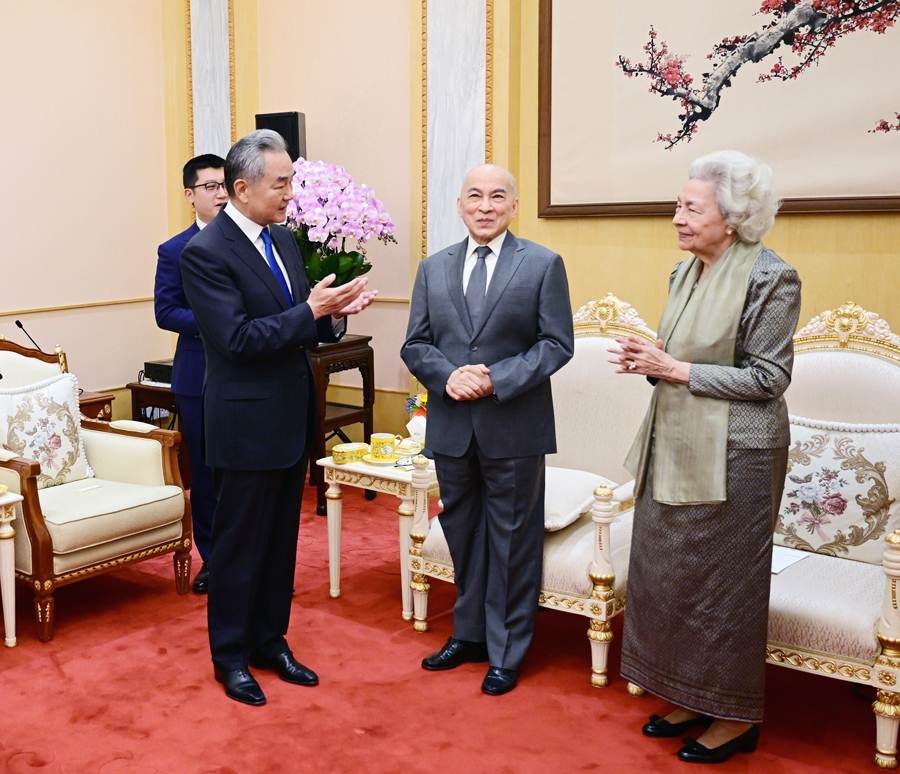 中国国家主席习近平委派中国外长王毅看望柬埔寨国王西哈莫尼和太后莫尼列