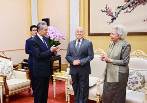 中国国家主席习近平委派中国外长王毅看望柬埔寨国王西哈莫尼和太后莫尼列