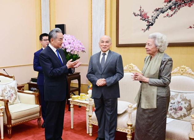 中国国家主席习近平委派中国外长王毅看望柬埔寨国王西哈莫尼和太后莫尼列