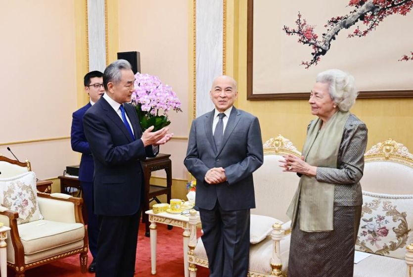 中国国家主席习近平委派中国外长王毅看望柬埔寨国王西哈莫尼和太后莫尼列