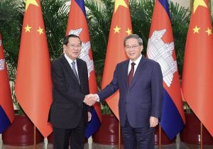 中国总理李强会见柬埔寨人民党主席、参议院主席洪森