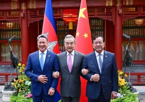 中国外长：中国是柬埔寨最坚实的战略依托、最可靠的合作伙伴和命运与共的铁杆朋友