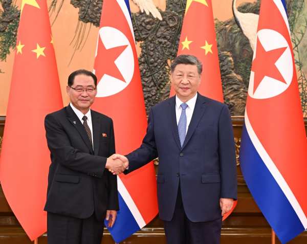 中国国家主席习近平会见朝鲜内阁总理朴泰成