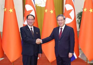 中国总理李强同朝鲜内阁总理朴泰成会谈