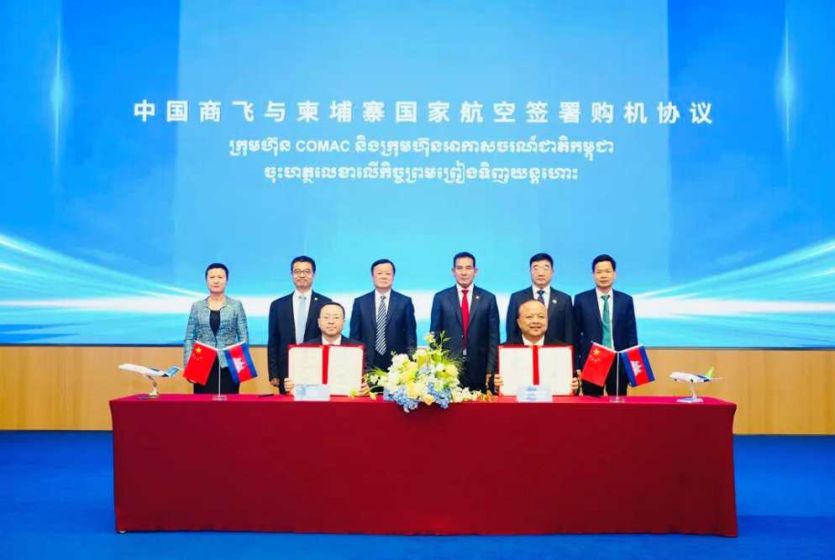 柬埔寨国家航空与中国商飞签署20架C909飞机购机协议 柬首相高度赞赏和支持项目合作