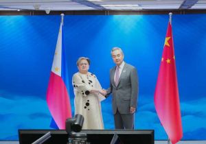 中国外长王毅会见菲律宾外长：中菲关系站在十字路口，何去何从需要菲方作出正确理智选择
