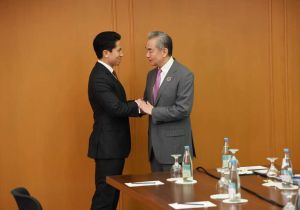 文莱新任外长马丁与中国外长王毅在马尼拉会谈：中国是文方最可信赖的朋友 