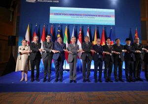 中国&mdash;东盟外长会在马尼拉举行 中国外长提出四点建议 阐述南海问题立场