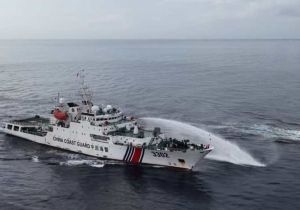 菲律宾两艘公务船执意侵闯中国黄岩岛管辖海域 中国海警予以驱离