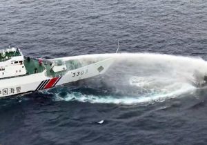 菲律宾组织10余艘船舰并唆使大量渔船聚集中国黄岩岛海域 中国海警水炮喷射驱离