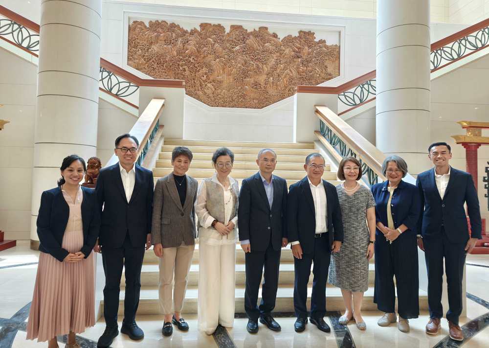 中国驻新加坡大使曹忠明会见新加坡国会议长谢健平