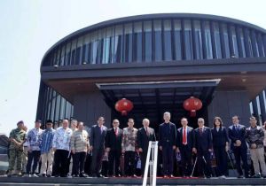 中国驻印尼大使王鲁彤出席印尼华族文化中心落成典礼并与万隆华社代表座谈