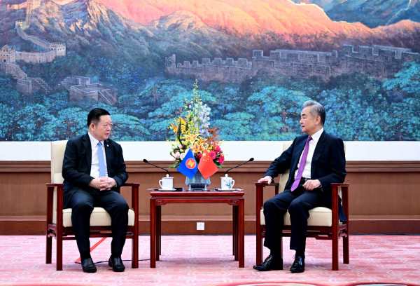 中国外交部长王毅会见东盟秘书长高金洪 中方高度重视东盟并将东盟作为周边外交的优先方向