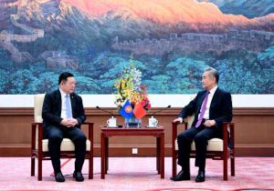中国外交部长王毅会见东盟秘书长高金洪 中方高度重视东盟并将东盟作为周边外交的优先方向