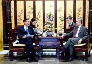 中国外交部长王毅会见印尼国家经济委员会主席卢胡特