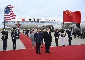 中国国家主席习近平抵达华盛顿对美国进行国事访问  美国总统特朗普和夫人罕见亲自接机