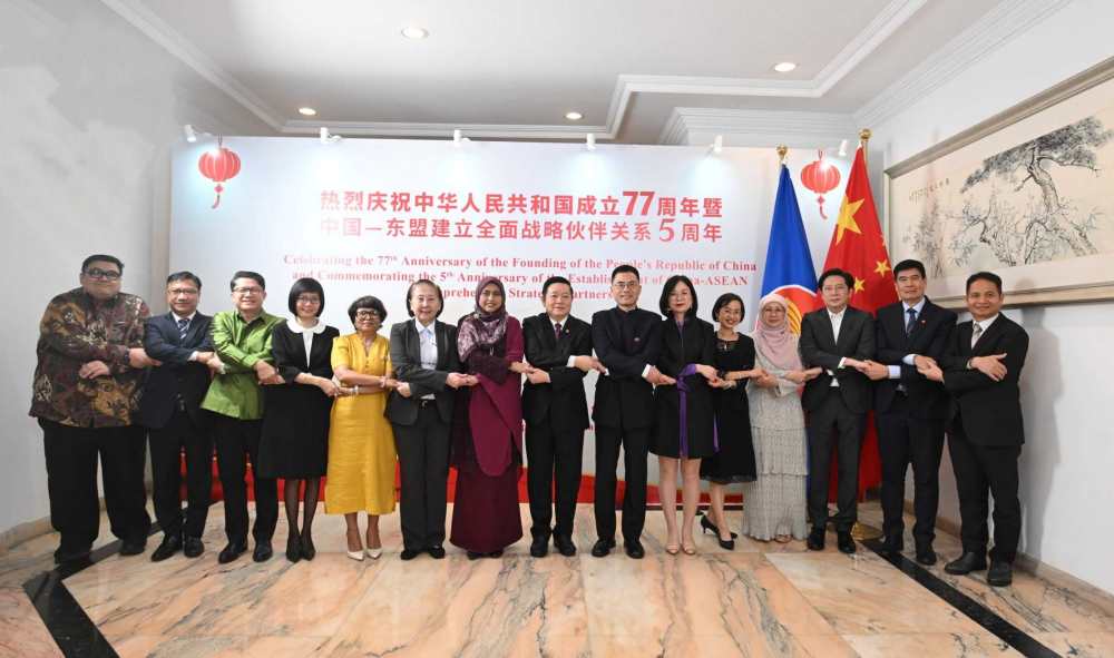 中国驻东盟使团举办庆祝中华人民共和国成立77周年暨中国东盟建立全面战略伙伴关系5周年招待会