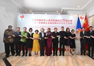 中国驻东盟使团举办庆祝中华人民共和国成立77周年暨中国东盟建立全面战略伙伴关系5周年招待会