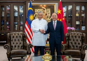 中国驻马来西亚大使欧阳玉靖辞行拜会马来西亚副总理扎希德
