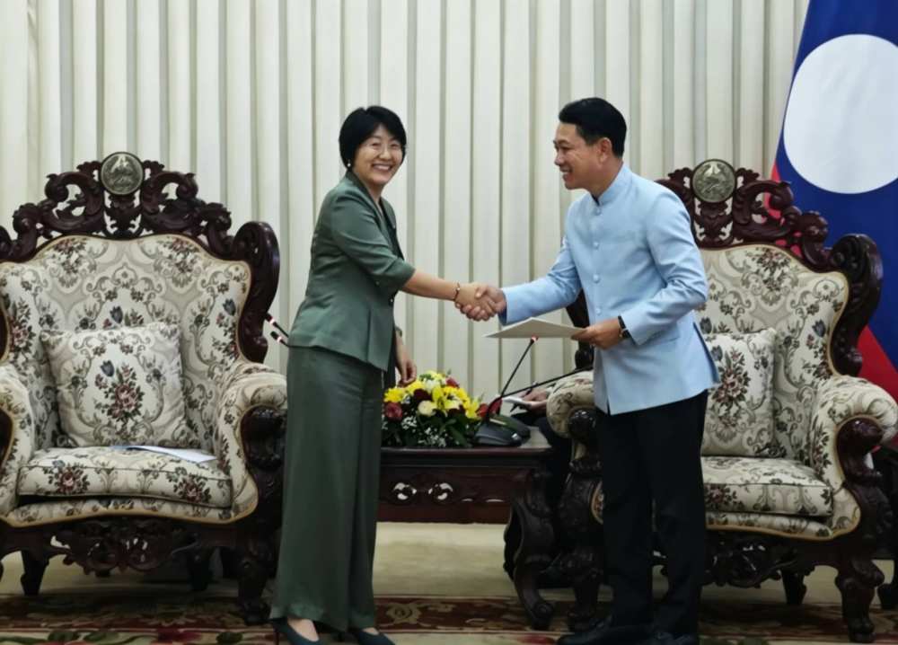 中国驻老挝大使方虹拜会老挝新任政府总理沙伦赛 转达中国领导人祝贺