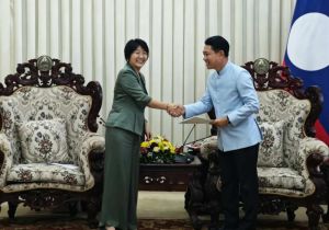 中国驻老挝大使方虹拜会老挝新任政府总理沙伦赛 转达中国领导人祝贺