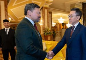 文莱王储比拉会见中国驻文莱大使陈少春
